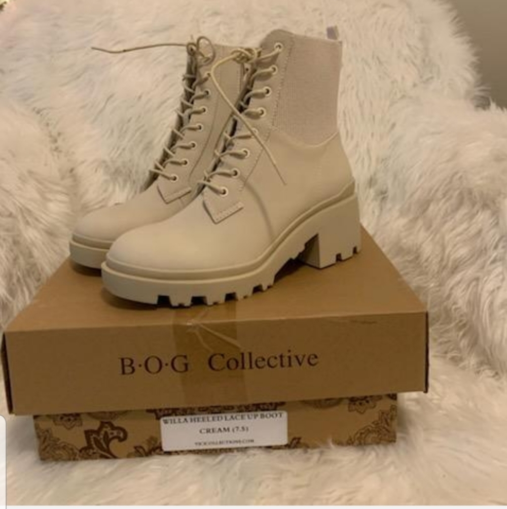 VICI - Willa Heeled Cream Lace-Up Boots  Sz 7.5